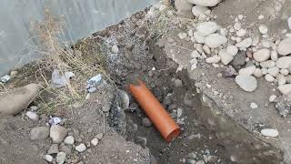 В Бишкеке частный застройщик вывел канализационные трубы в реку Алмамедин