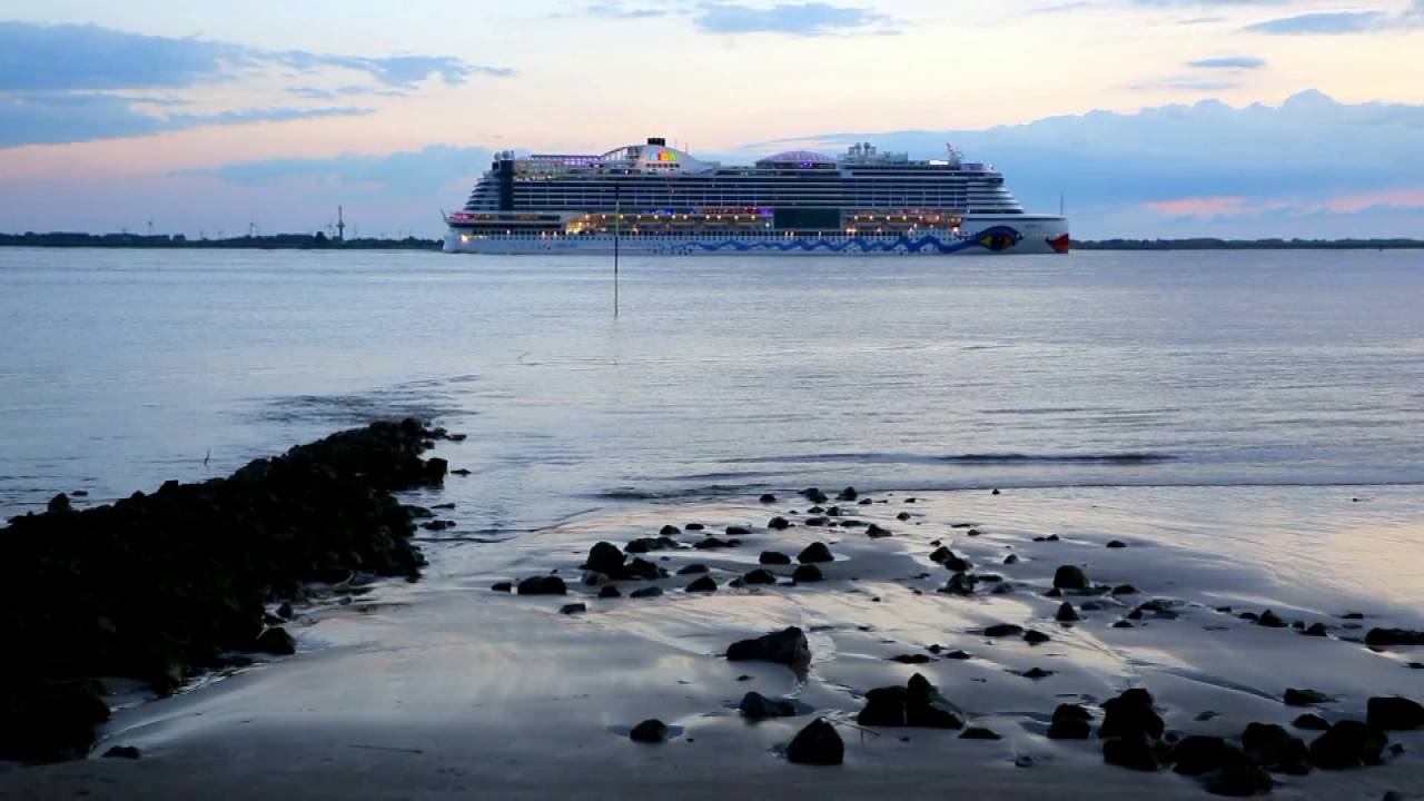 AIDA Prima elbabwärts vor Brokdorf