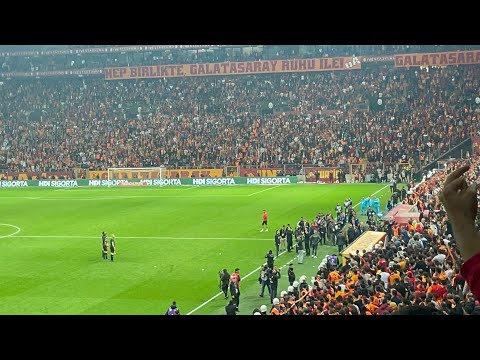 ALİ PALABIYIK İLK YARI SONU TRİBÜNLERE BAKIYOR, TRİBÜN ÇILDIRIYOR!