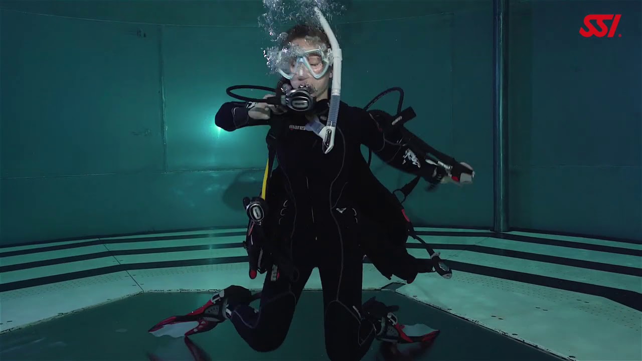 8. Removing and Replacing the Scuba Unit Underwater by SSI