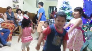 Los ñaños bailando... Lindos!