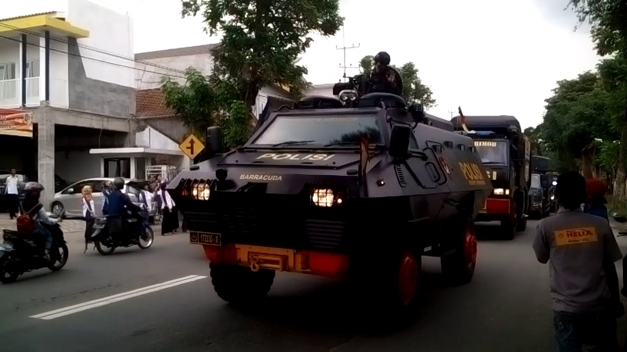 Parade polisi di Tulungagung - YouTube