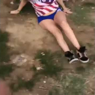 بنت تسقط من درج الطائرة !!