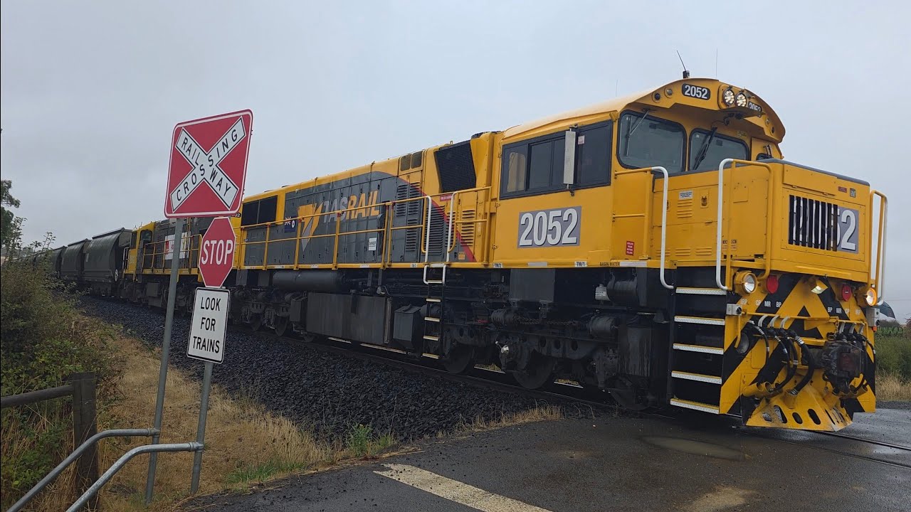 TasRail 2052 2002 #46 Coal train crossing Trafalgar Lane