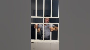 Bắc thang lên trèo lên nóc nhà￼ Kiểu bất ổn￼#shorts