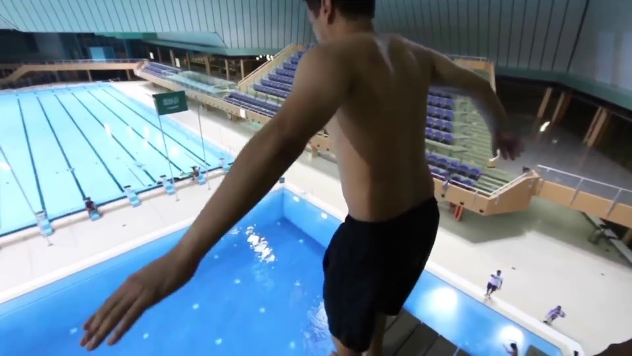 ماوكلي والتحدي الكبير بيني وبينه في القفز والغوص والسباحه في اكبر مسبح بجده