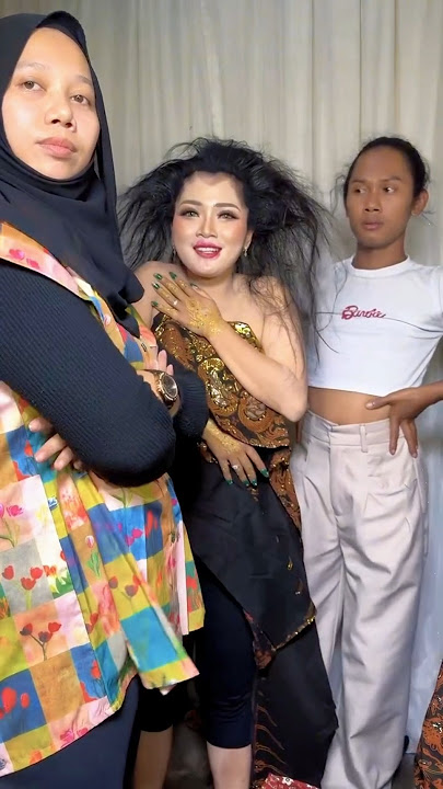 BRIDE PROTESTS HER MAKEUP IS JUST ORDINARY