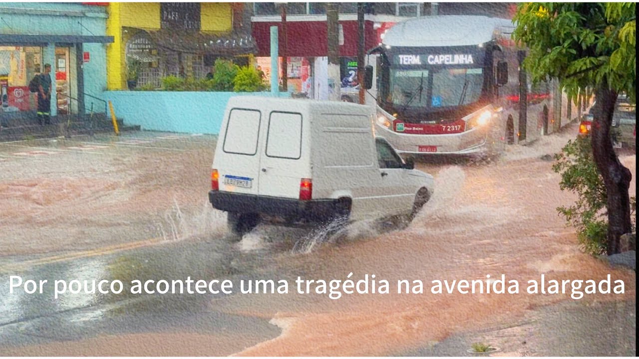 Chuva forte na zona sul de São Paulo, deixa avenida alargada causando transtorno para os motoristas 