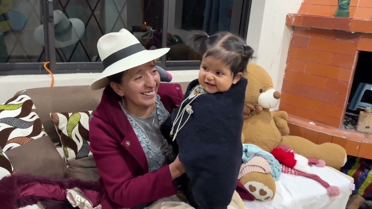 Le vesti a mi nieta con nuestro traje tipico