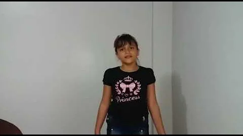 Catherine cantando homenagem as mes