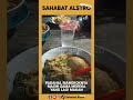 Para pemuda ini masih makan mie ayam, si penjual malah pergi ninggalin mangkoknya