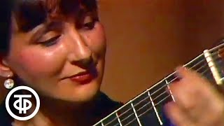 На семиструнной гитаре играет студентка института им. Гнесиных Анастасия Бардина (1988)