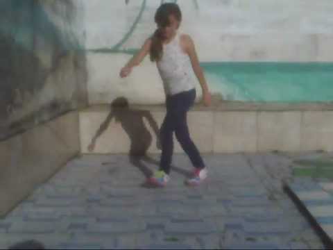 Menina de 9 anos dançando free step