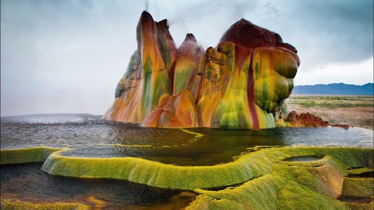 природа этого региона удивляет своей красотой. красота природы. гейзер флай ночью. природа этого региона удивляет своей красотой. озеро маккей канада.