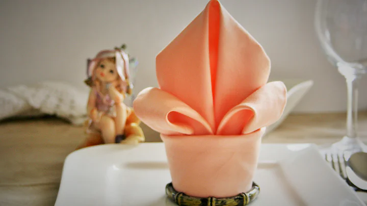 Napkin folding Lily 1