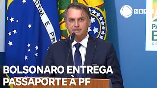 Bolsonaro entrega passaporte à Polícia Federal
