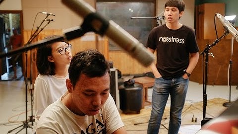 Banda Neira menampilkan Gardika Gigih - Sampai Jadi Debu (Live)
