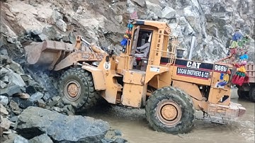 Heavy machine rocks loading in action: caterpillar loader 966D rock loading trolleys#video#rock#cat