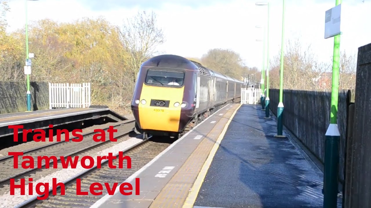 Trains at Tamworth (High Level) XCML. 10/12/22.