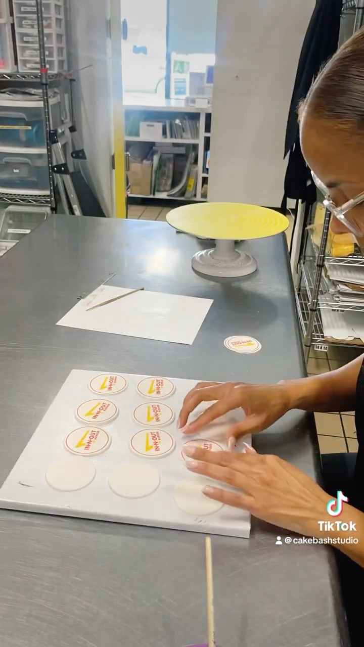 EASY WAY TO USE EDIBLE PRINTOUTS: ROLL, CUT, PASTE