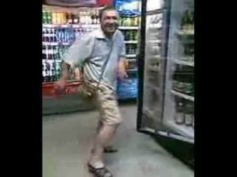 Танцующий мужик в магазине. Магазин для танцев. Искренне ваш танцуют в магазине. Танцующий мальчик видео. Клип танцуют в магазине.