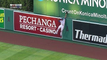 KC@LAA Gm1: Cain leaps at the wall to rob Calhoun