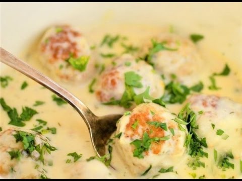 Видео рецепт Куриные тефтели в сметанном соусе