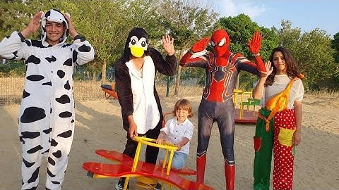Spiderman ve arkadaşları parkta eğleniyor,Fatih Selim örümcek adamla salıncakta sallandı,kaydı koştu