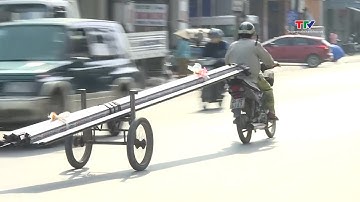 Nguy cơ mất an toàn giao thông từ việc chở hàng hoá cồng kềnh trên các tuyến đường | PTTH Thanh Hóa