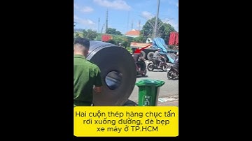 Hai cuộn thép hàng chục tấn rơi xuống đường, đè bẹp xe máy ở TP.HCM #antoangiaothong #shortvideo