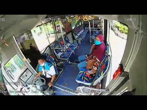 TEREKAM CCTV!! DETIK DETIK BUS BST SOLO MENABRAK TEMBOK KERATON