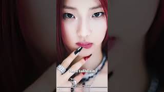 Mor Okyanusun Pembe Kumsalının Kırmızı Çakıl Taşlarına Vuran Sarı Güneş Işığı... Resimi