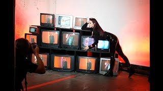Инсталляция из 13 ретро-телевизоров на презентация Yves Saint Laurent.