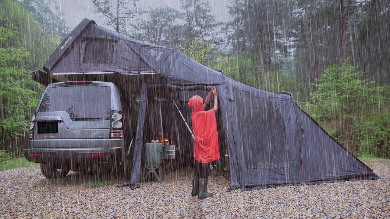 ☔️Одиночный кемпинг под проливным дождем с палаткой на крыше. Весело мокнуть.