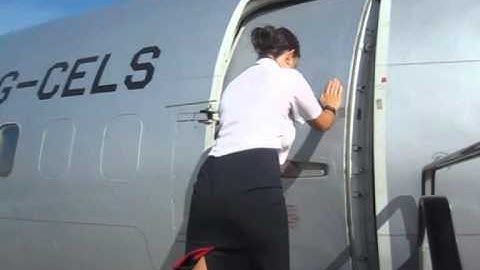 B737 Closing Outside.wmv
