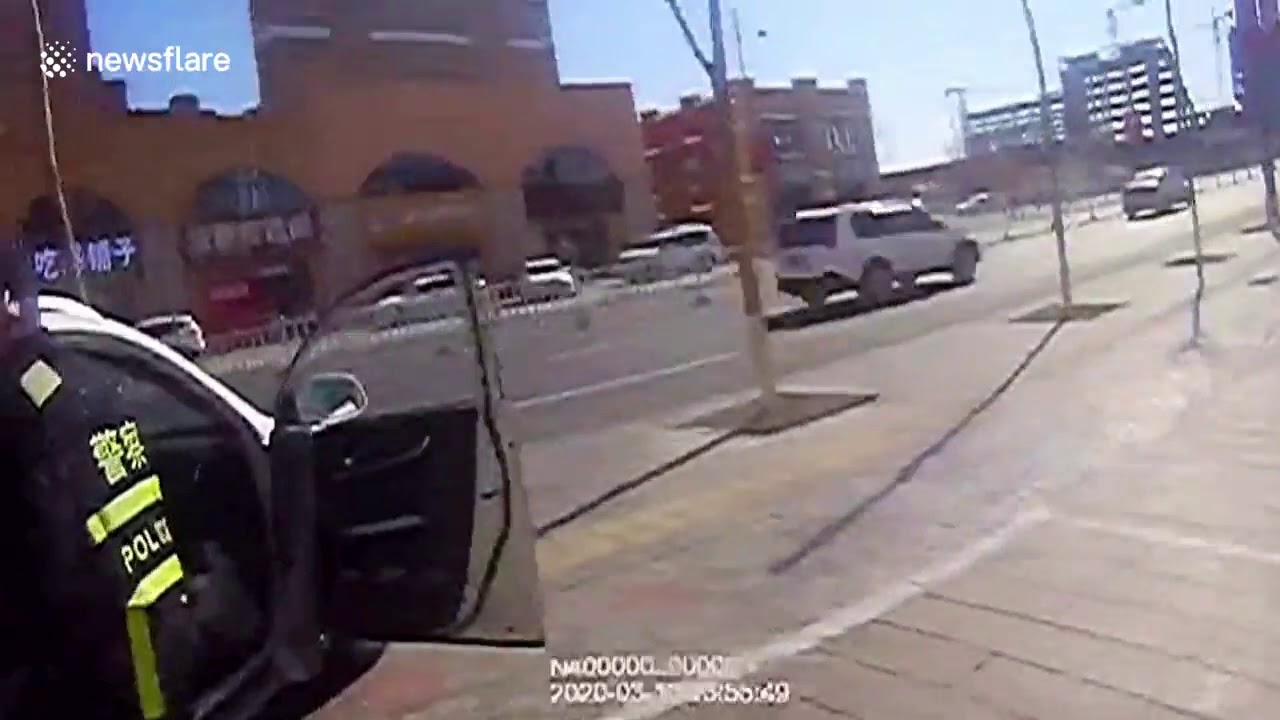 Chinese police officers save unconscious girl who got her head stuck in