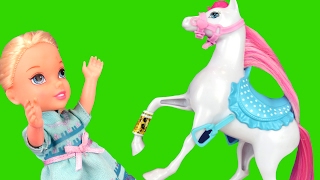 Horse Riding ! Elsa \& Anna toddlers - Horse Stable