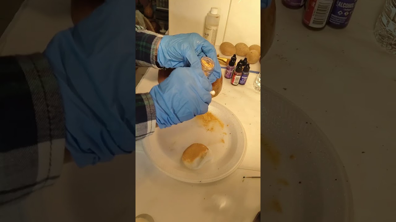 Пошаговое руководство по созданию тыквы с золотым блеском с использованием пигментных порошков.