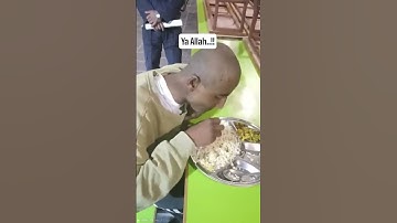 Perhatikan tangannya, makanan terakhir