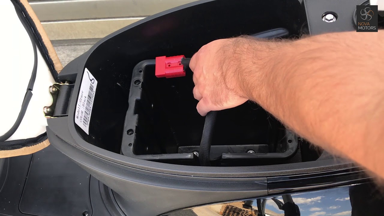 Elektroroller Nova Motors eGrace li - Batteriefach Batterie herausnhemen - YouTube