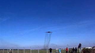 2010 09 20 Odlet bombardéru B52 z Ostravského letiště Mošnova .avi
