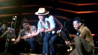 Runaway Baby (live) - Bruno Mars (Moonshine Jungle Tour, Italy)
