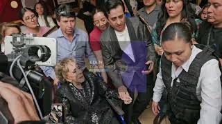 Silvia Pinal se retira del teatro donde se le rindió homenaje por 75 años de Trayectoria Felicidades