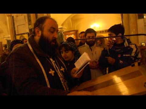 ბოხვაურის ტაძრის წინამძღვარი მამა ბასილი და მრევლი მამა გაბრიელის წმინდა ნაწილებთან.