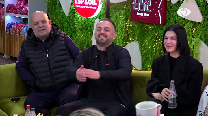 Atmosferë pozitive në shtëpi/ Banorët kërcejnë dhe këndojnë së bashku