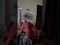 Pareja mayor se abraza durante terremoto