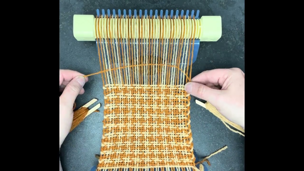 Colour and plain weave on the boom loom 
