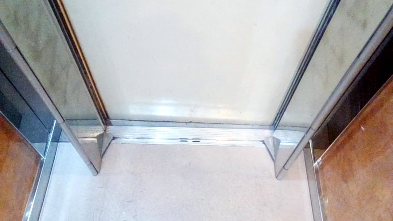 Ασανσέρ σε γραφεία, στον Πειραιά