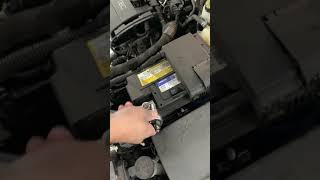 Cómo cambiar batería de carro quitar remover Chevrolet Cruze - YouTube