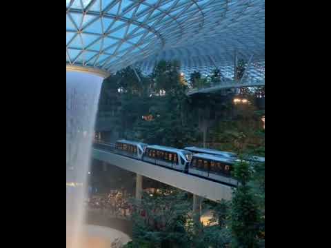 Videó: A Szingapúri Changi Repülőtér Rendelkezik Csúszdával A Kapu Felé